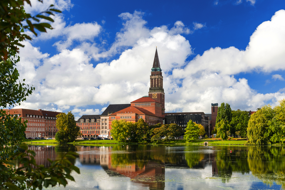 Kiel mit Rathausturm, Opernhaus und Hiroshimapark  - © Wolfgang Jargstorff - stock.adobe.com
