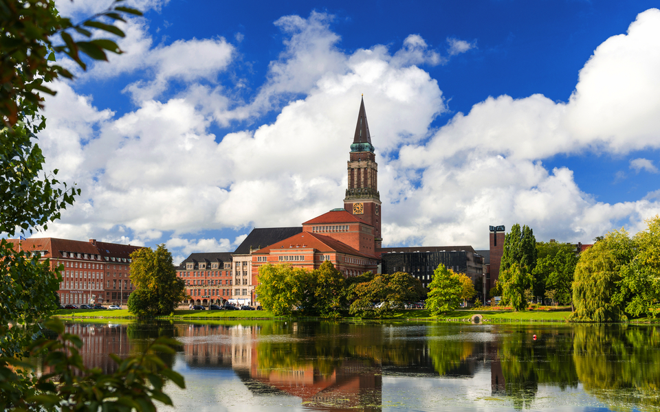 Kiel mit Rathausturm, Opernhaus und Hiroshimapark  - © Wolfgang Jargstorff - stock.adobe.com
