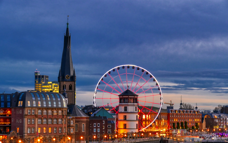 Stadtbild von Düsseldorf mit Riesenrad und Weihnachtsmarkt - © hespasoft - stock.adobe.com