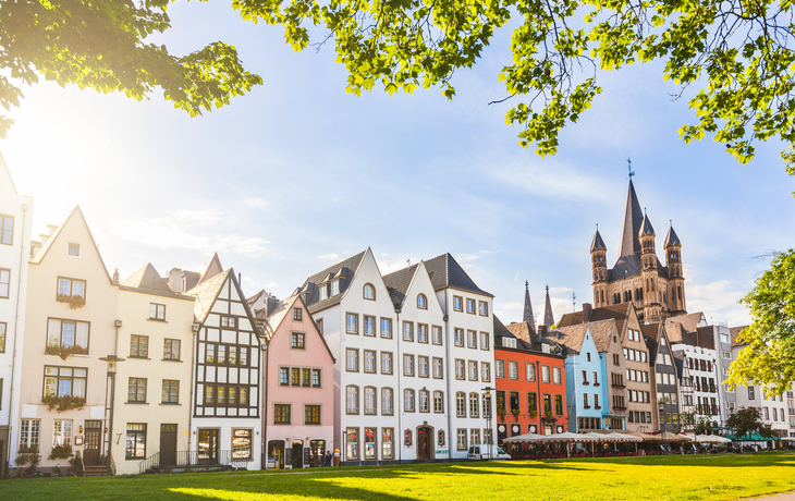 die historischen Stapelhäuschen am Fischmarkt in der Altstadt von Köln - © william87 - stock.adobe.com