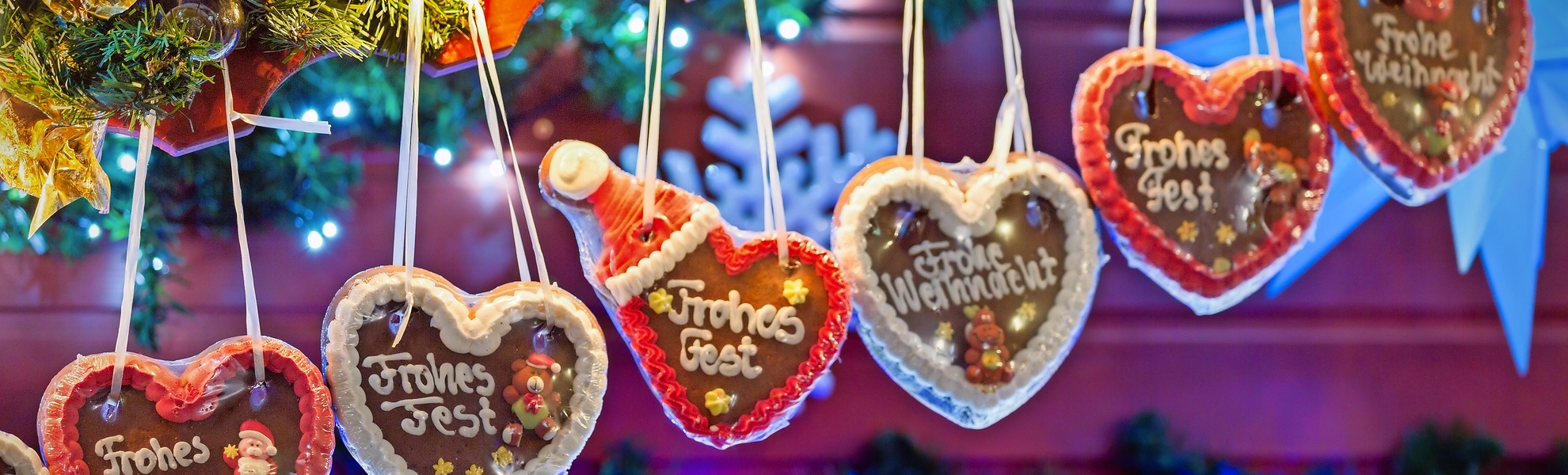 Lebkuchenherze in einer Reihe auf Weihnachtsmarkt - © moofushi - stock.adobe.com