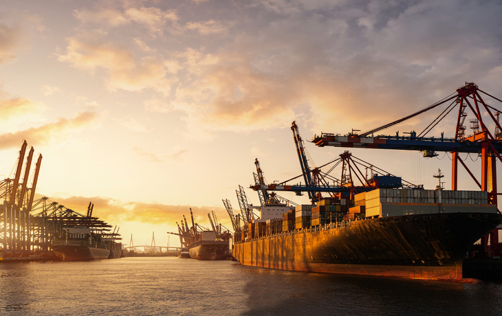 © m.mphoto - stock.adobe.com - Hamburg Container-Hafen