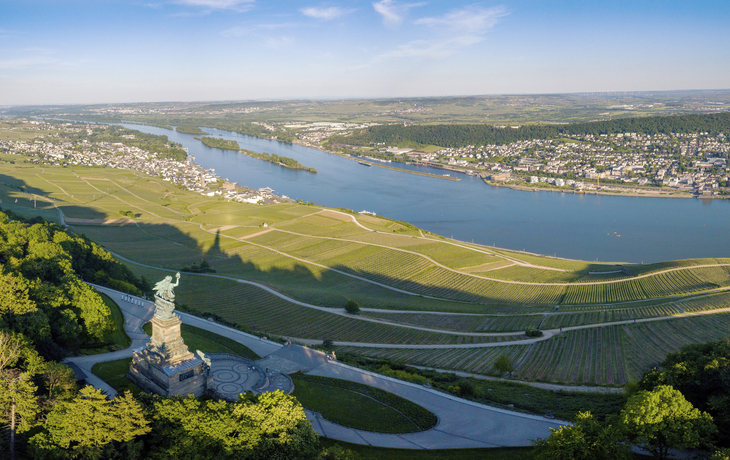 Luftaufnahme mit Drohne vom Niederwalddenkmal und Weinbergen bei - © Tobias - stock.adobe.com