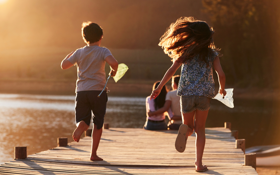 Kinder laufen auf hölzernen Steg am See auf Eltern zu - © Monkey Business - stock.adobe.com