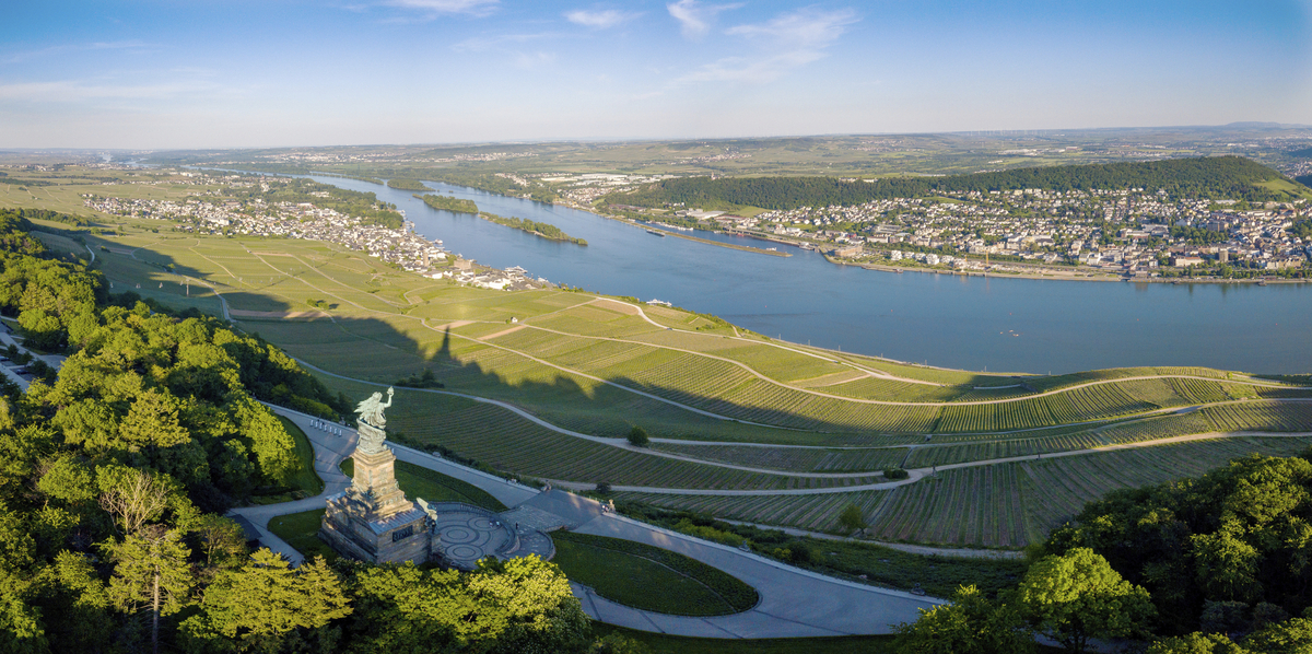 Luftaufnahme mit Drohne vom Niederwalddenkmal und Weinbergen bei - © Tobias - stock.adobe.com