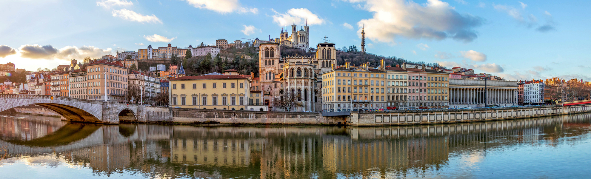 Kathedrale Saint Jean und Basilika Notre-Dame de Fourvière in Lyon - © nomadkate - stock.adobe.com