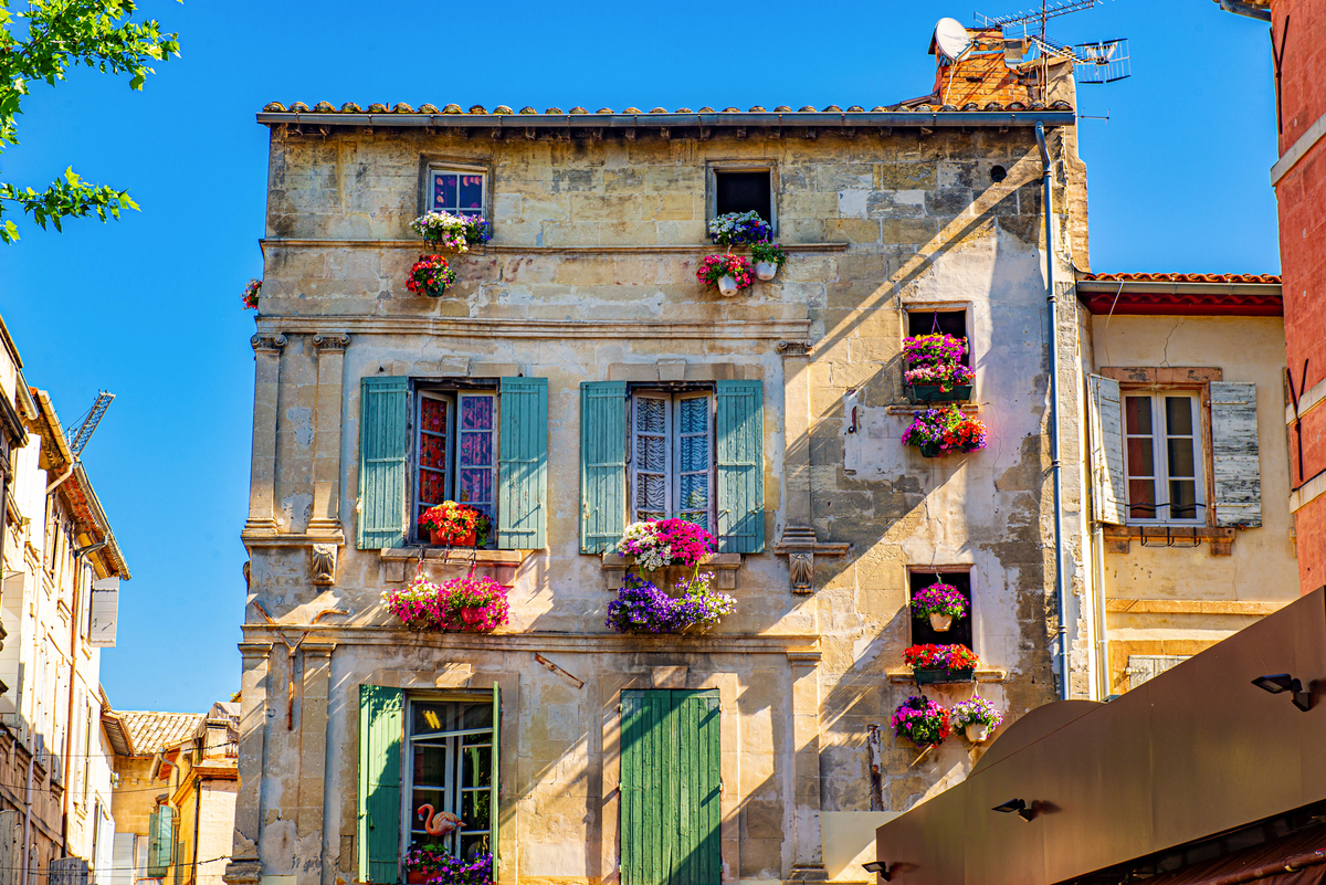 Fensterläden und Blumenkästen in Arles - © Acker - stock.adobe.com