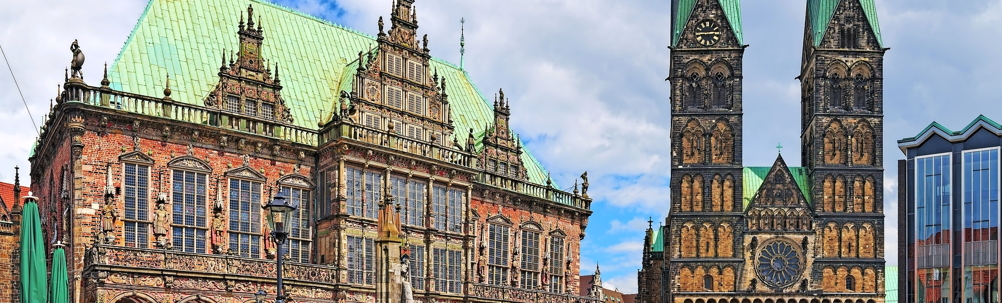 Panoramablick auf den Bremer Marktplatz mit Rathaus und Bremer Dom, Deutschland - © Mikhail Markovskiy - stock.adobe.com