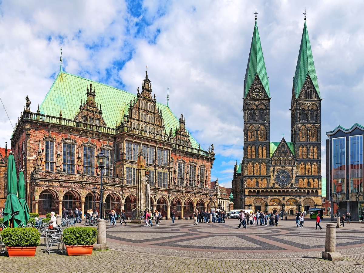 Panoramablick auf den Bremer Marktplatz mit Rathaus und Bremer Dom, Deutschland - © Mikhail Markovskiy - stock.adobe.com