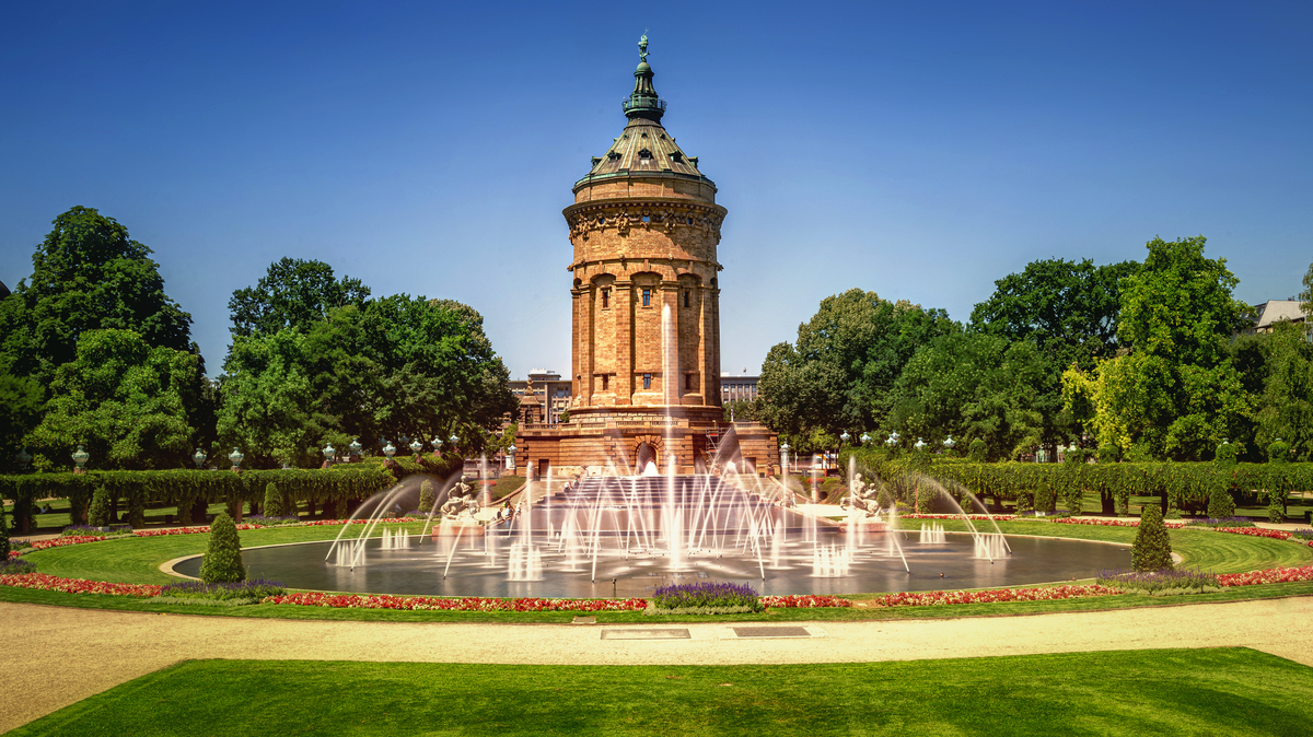 Mannheims Wasserturm und Wasserturmanlage mit Brunnen - © Thorsten Assfalg - stock.adobe.com
