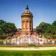 Mannheims Wasserturm und Wasserturmanlage mit Brunnen