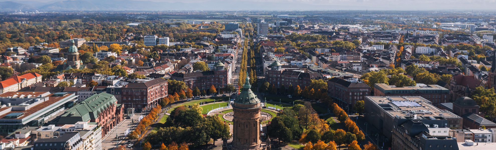 Friedrichsplatz mit dem Mannheimer Wasserturm im Vordergrund - © uslatar - stock.adobe.com