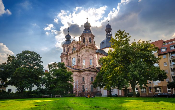 Jesuitenkirche mit der Schillerplatzwiese im Vordergrund