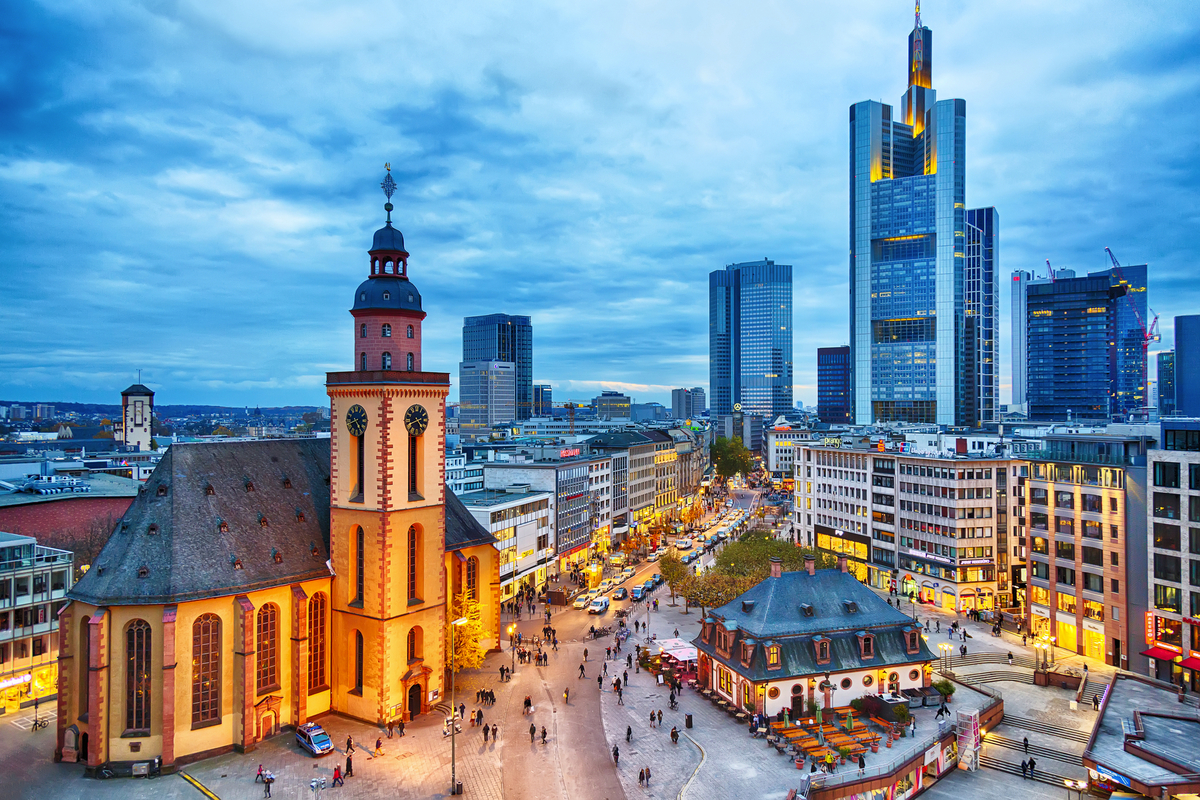 Katharinenkirche, Hauptwache und das Finanzzentrum von Frankfurt - © Nikolay N. Antonov - stock.adobe.com