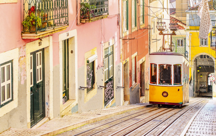 Traditionelle gelbe Straßenbahn auf einer Straße in Lissabon - © Marcin Krzyzak - Fotolia