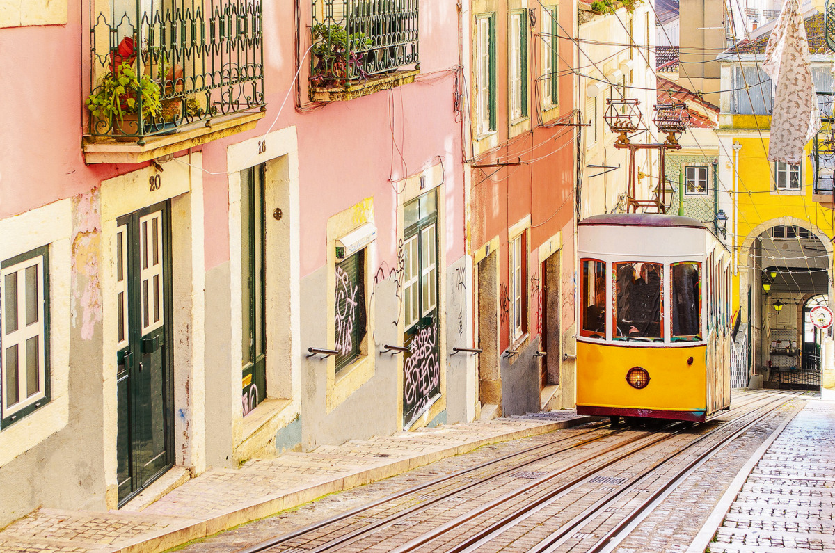 Traditionelle gelbe Straßenbahn auf einer Straße in Lissabon - © Marcin Krzyzak - Fotolia