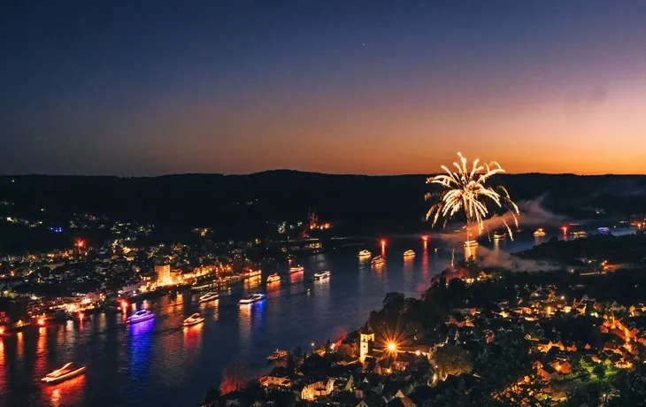 Rhein in Flammen: Lichter- und Farbenmeer am Rhein mit MS Edelweiss St.Goar