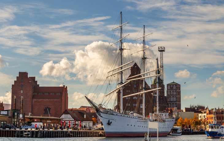 Port de Stralsund avec voilier Gorch Fock