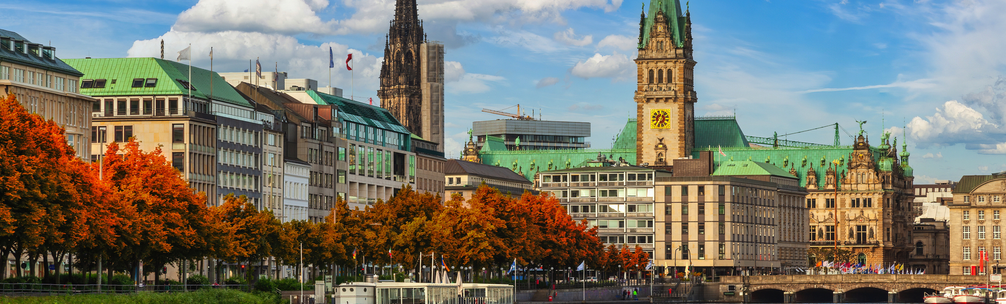 Hamburg, Deutschland: Stadtpanorama an der Alster zur Zeit des Herbstlaubs - © Noppasinw - stock.adobe.com