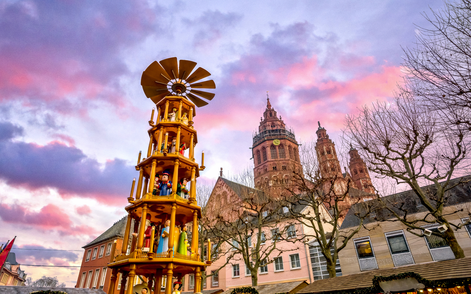 Domplatz in Mainz mit Weihnachtsmarkt, Deutschland  - © Sina Ettmer - stock.adobe.com