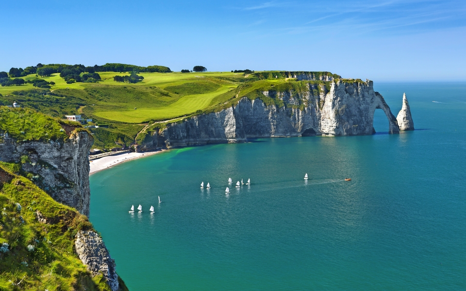 Küstenlandschaft von Étretat - © PUNTO STUDIO FOTO AG - stock.adobe.com
