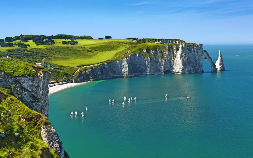 Küstenlandschaft von Étretat - © PUNTO STUDIO FOTO AG - stock.adobe.com