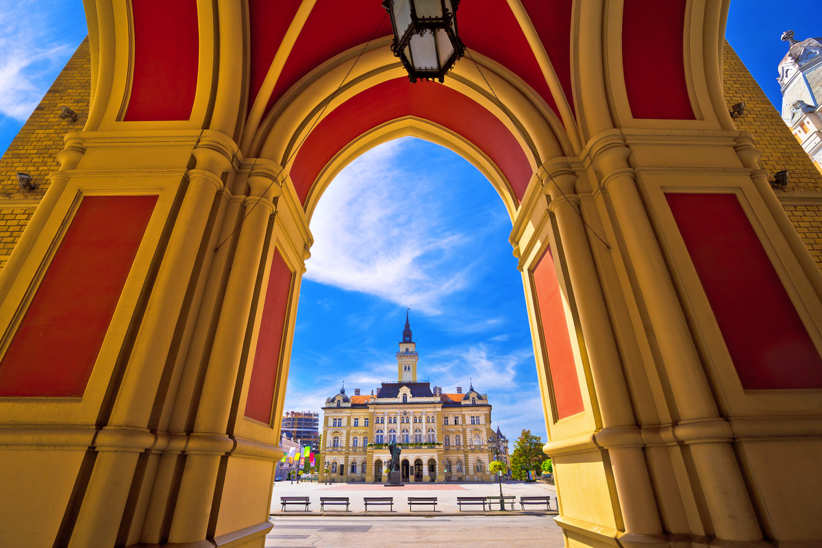 Freiheitsquadrat in Novi Sad-Bögen und in der Architekturansicht - ©xbrchx - stock.adobe.com