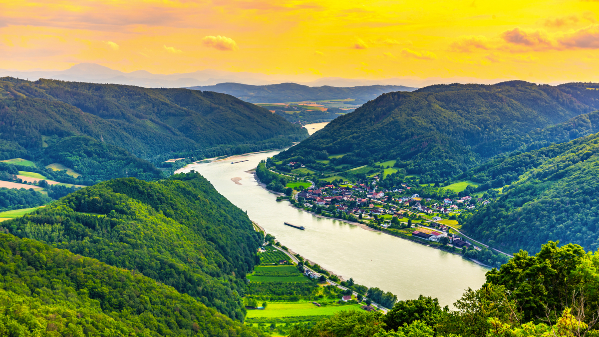 die Donau in der hügeligen Landschaft der Wachau, Österreich - © pyty - stock.adobe.com
