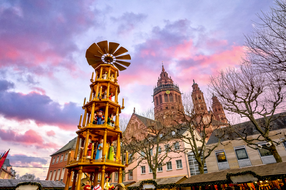 Domplatz in Mainz mit Weihnachtsmarkt, Deutschland  - © Sina Ettmer - stock.adobe.com