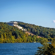 Blick auf die Walhalla und die Donau in Donaustauf bei Regensburg
