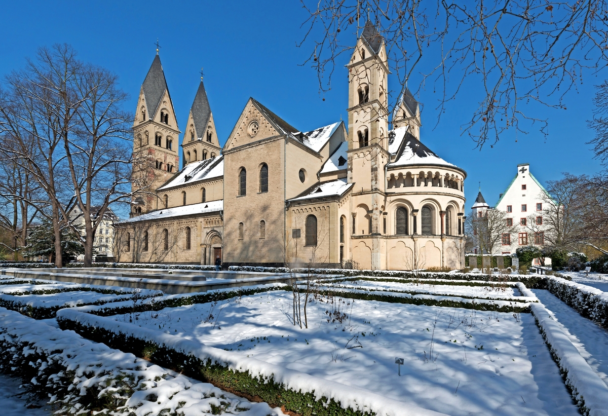 Südseite der Basilika St. Kastor mit dem Paradiesgarten, Koblenz
