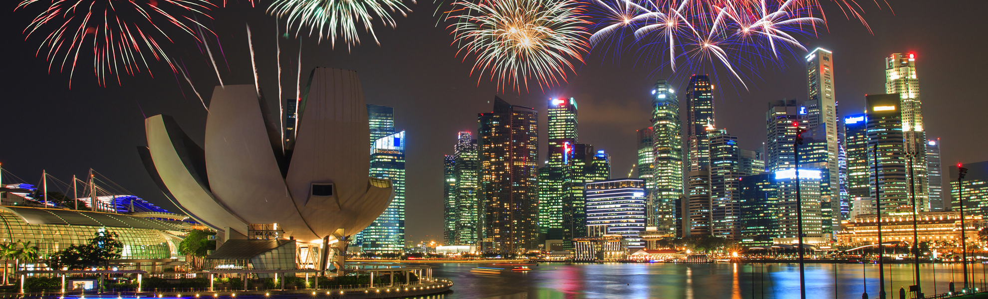 Feuerwerk über Marina Bay in Singapur - © Photography by THEERAPOL