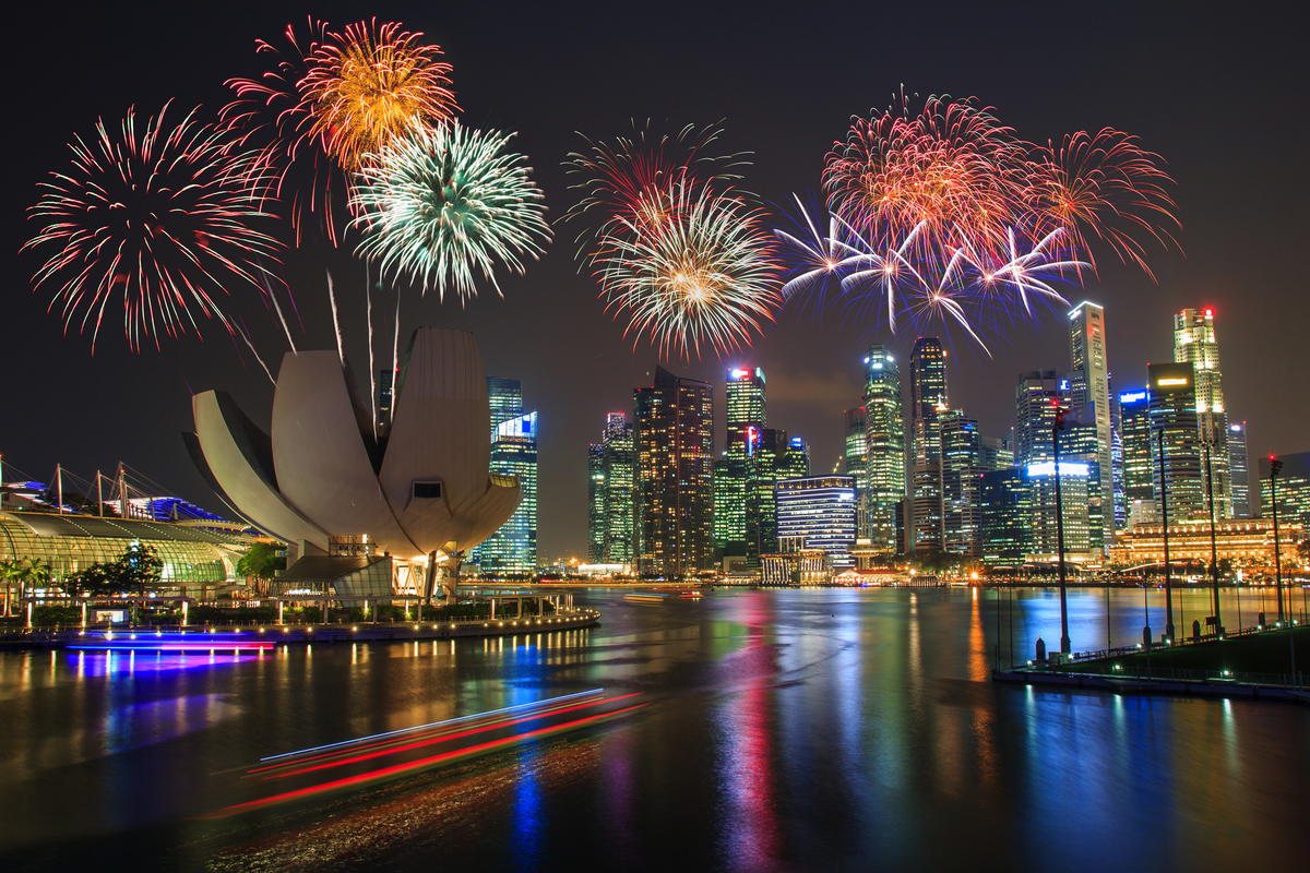 Feuerwerk über Marina Bay in Singapur - © Photography by THEERAPOL