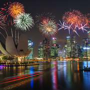 Feuerwerk über Marina Bay in Singapur