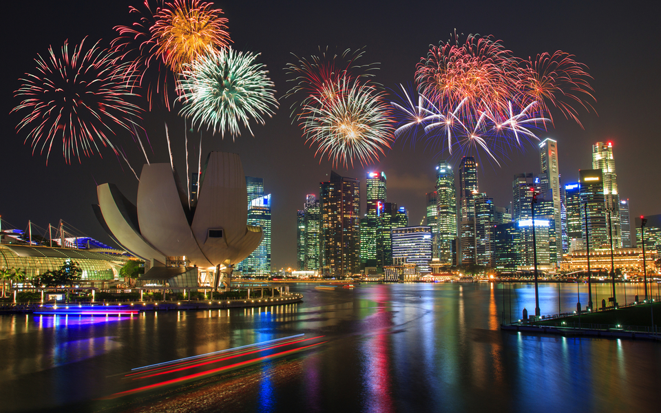 Feuerwerk über Marina Bay in Singapur - © Photography by THEERAPOL