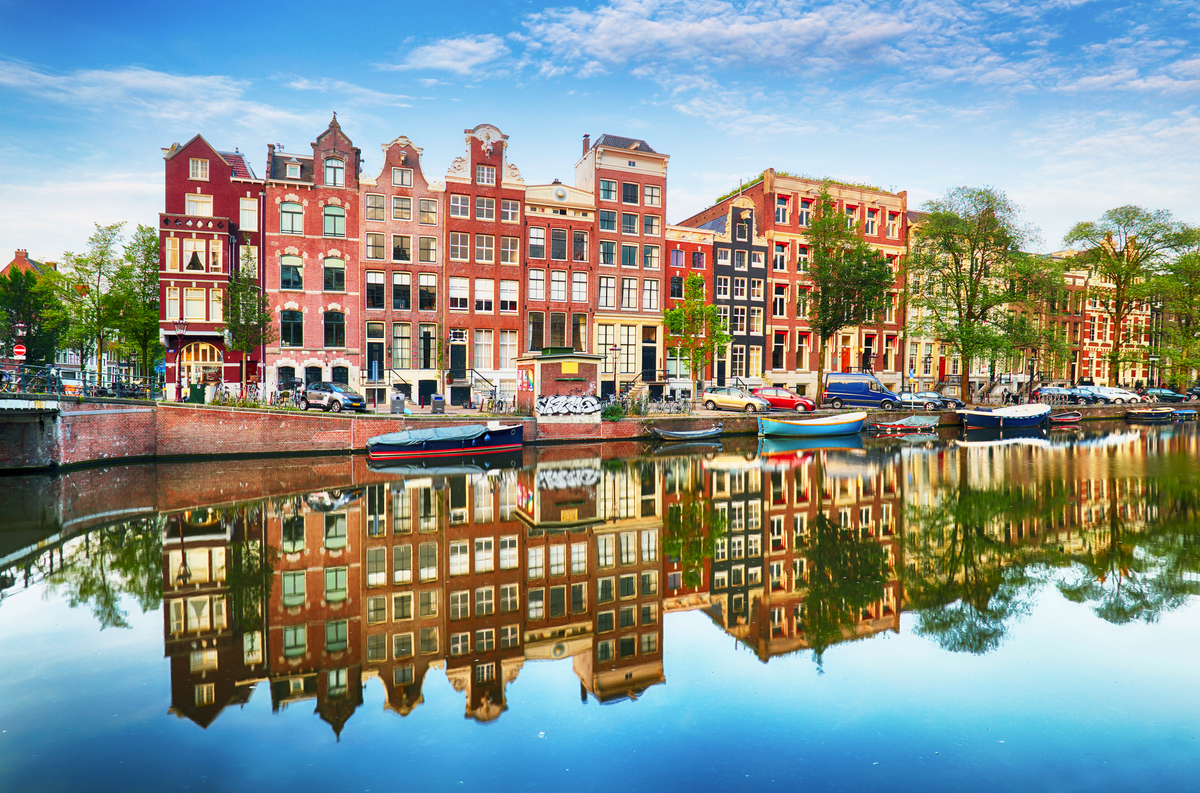 traditionelle holländische Häuser an den Kanälen in Amsterdam - © TTstudio - stock.adobe.com