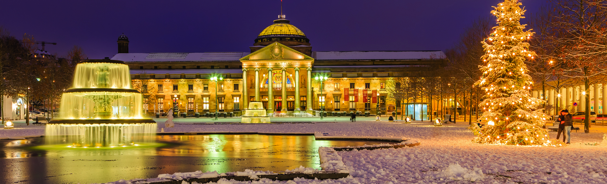 Kurhaus in Wiesbaden zur Weihnachtszeit, Deutschland - © Branko Srot - stock.adobe.com