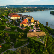 Luftaufnahme der Festung Petrovaradin und der Stadt Novi Sad