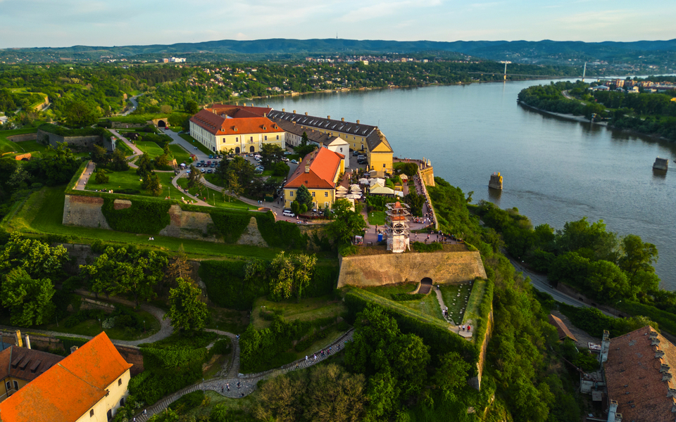 Luftaufnahme der Festung Petrovaradin und der Stadt Novi Sad - © Viktor - stock.adobe.com