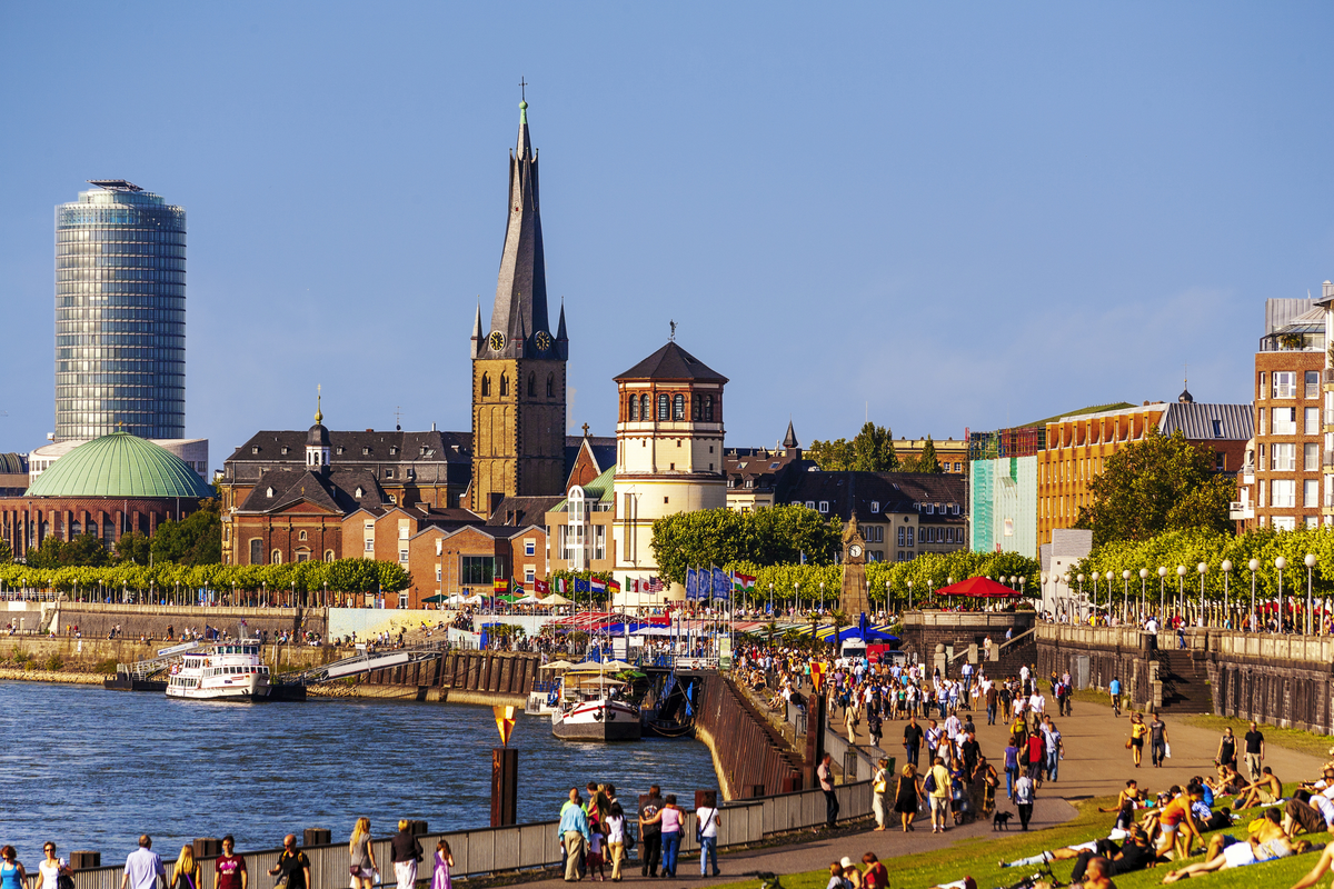 Rheinpromenade in Düsseldorf - ©HeinzWaldukat - stock.adobe.com