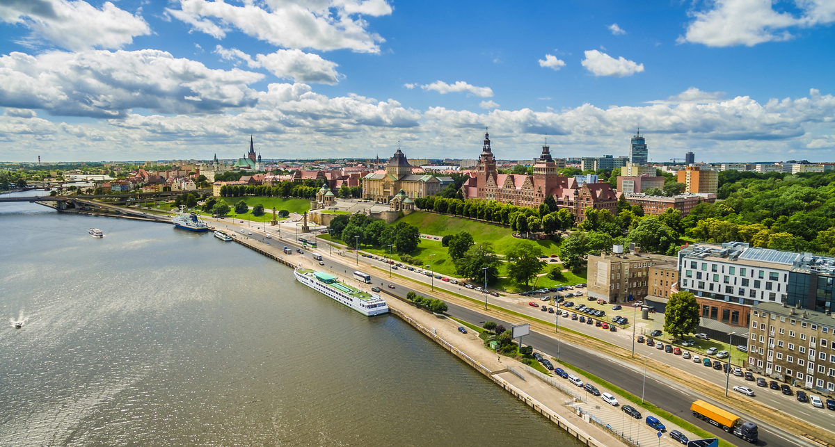 Stettin – die Chrobry-Uferpromenade und das Ufer der Oder. - © art08 - stock.adobe.com