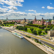 Stettin – die Chrobry-Uferpromenade und das Ufer der Oder.