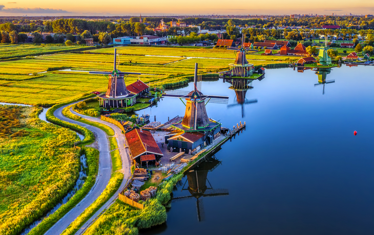 © Boris Stroujko - stock.adobe.com - Windmühlen von Zaanse Schans in Nordholland