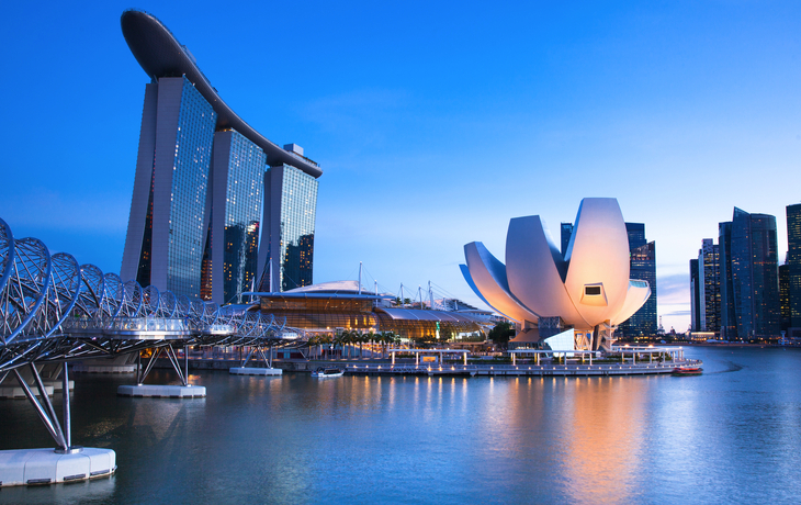 Marina Bay bei Nacht in Singapur - © Elena Ermakova - stock.adobe.com