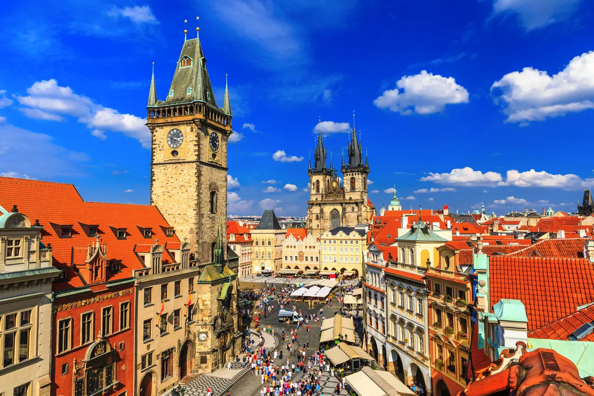 Teynkirche und Prager Rathausuhr am Altstädter Ring in Prag - © SCStock - stock.adobe.com Teynkirche und Prager Rathausuhr am Altstädter Ring in Prag - © SCStock - stock.adobe.com