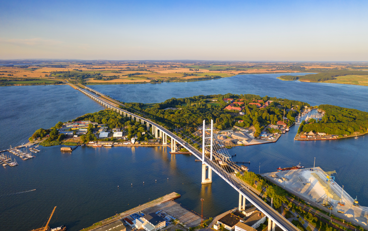 Strelasundquerung zwischen der Insel Rügen über den Strelasund zum vorpommerschen Festland bei Stralsund - © Sliver - stock.adobe.com