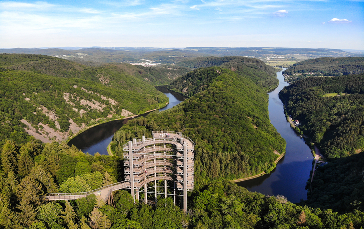 Luftbild der Saarschleife mit Baumwipfelpfad - © Henry Czauderna
