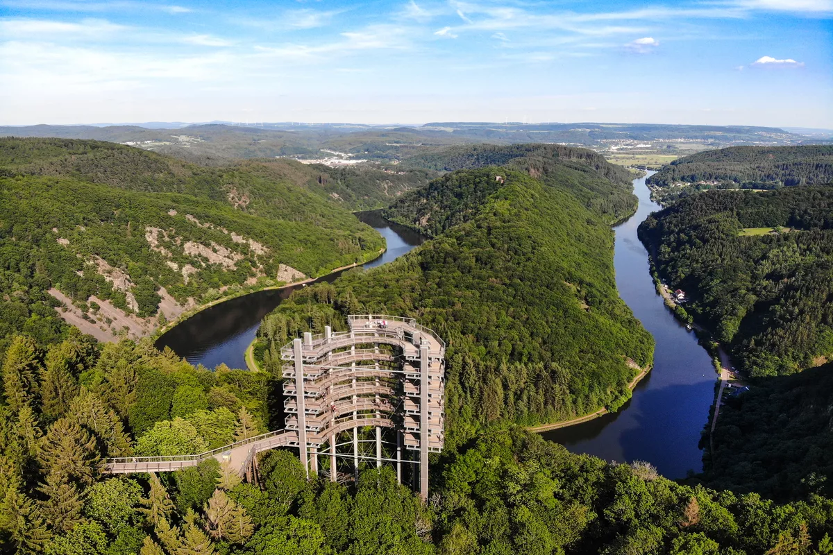 Luftbild der Saarschleife mit Baumwipfelpfad - © Henry Czauderna