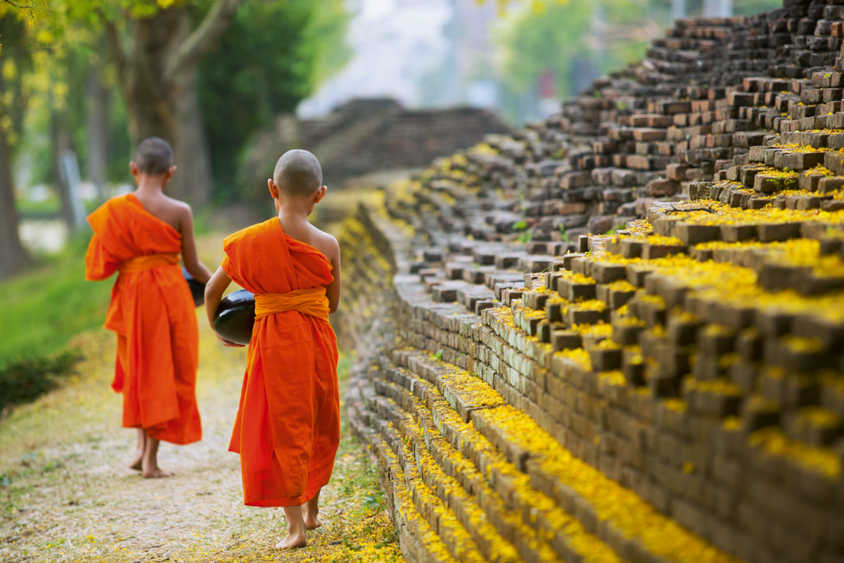 Buddhistischer Mönch zu Fuss zum Essen empfangen - © DN6 - Fotolia