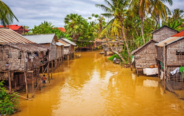 Maison typique au bord du lac Tonlé Sap, Cambodge. - © Lukasz Janyst - stock.adobe.com